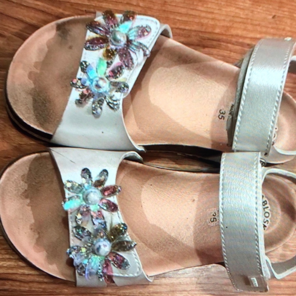Pablosky Girls sandals with silver flowers one the top